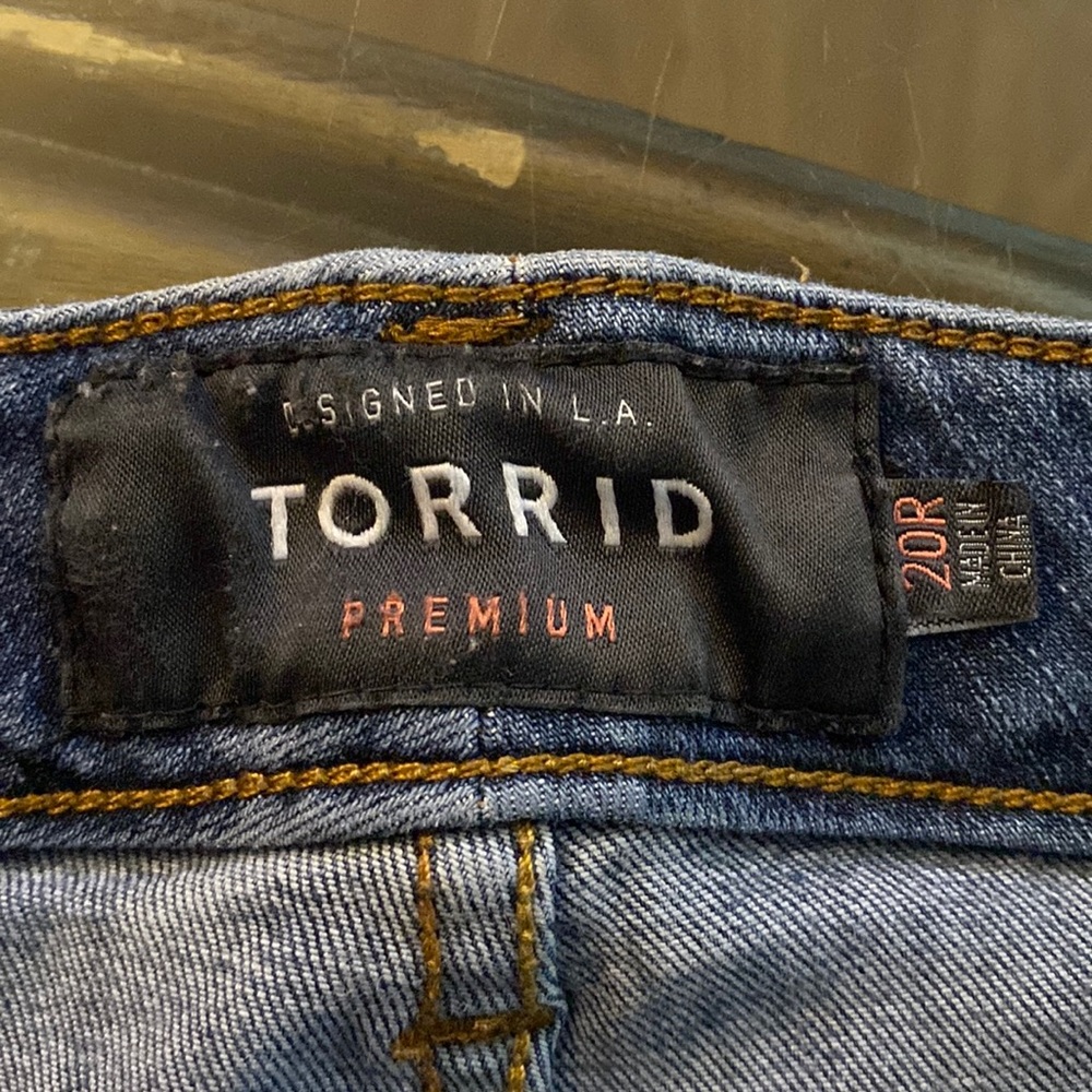 TORRID BOYFRIEND SIZE 20 JEANS